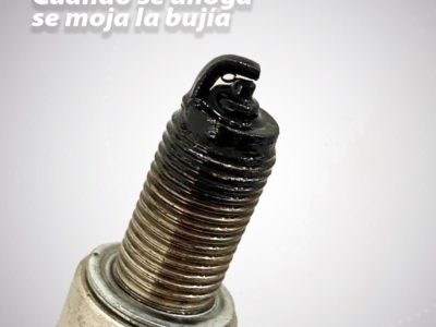 4. Bujía en moto ahogada